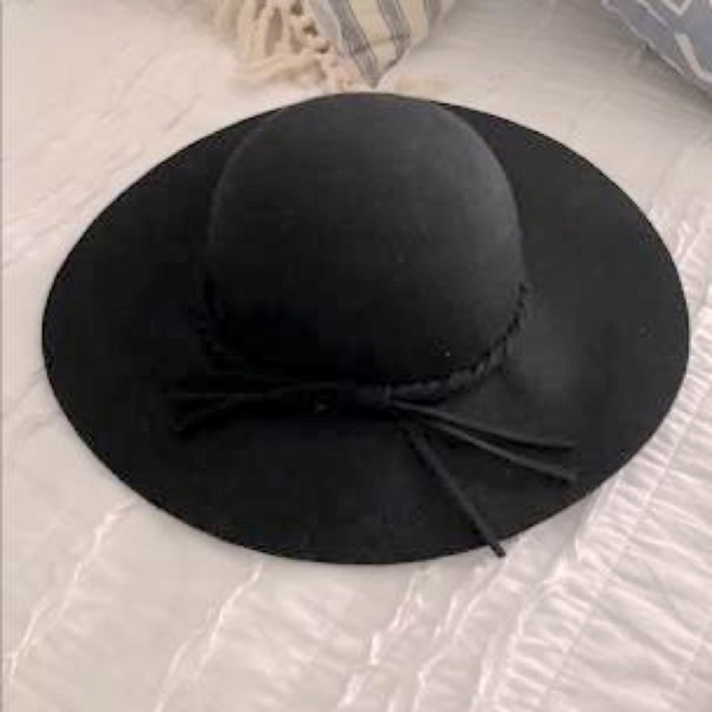 Women’s black floppy sun hat
